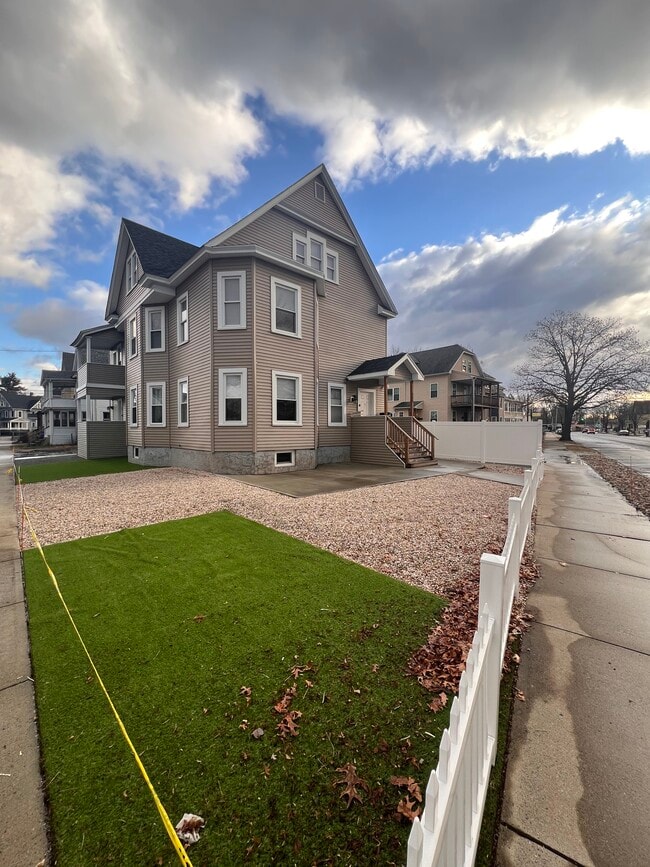 Building Photo - 877 Belmont Ave