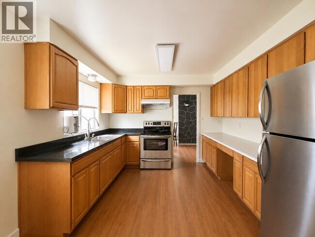 796 W 42nd Ave