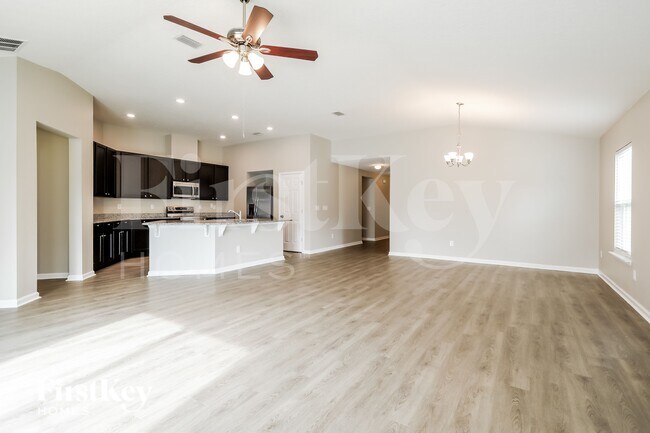 Photo - 319 Hepburn Rd