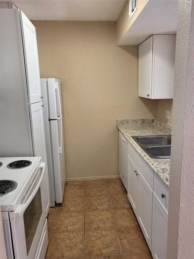 Building Photo - 770 Memorial Mews St Unit B Rental