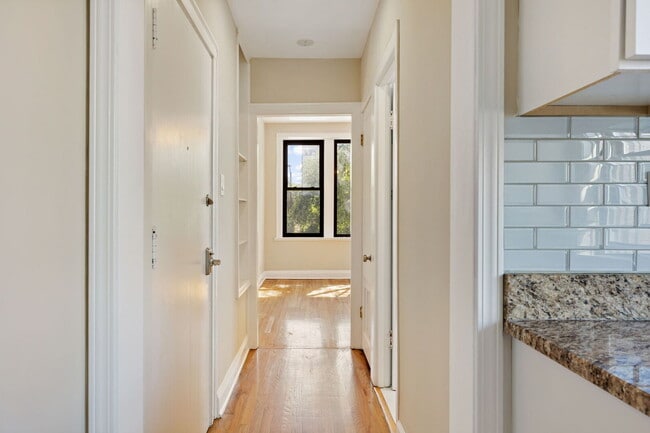 Photo - 2242 N Western Ave Unidad 2F