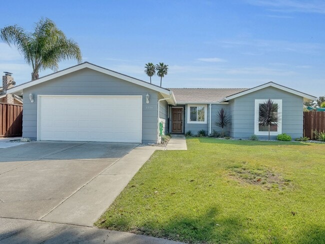 Building Photo - 4 Bed 2 Bath with Beautiful Large Yard!!