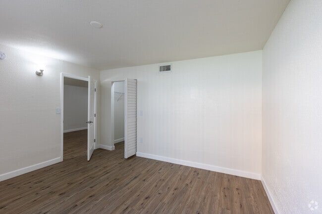 2BR, 1BA - 936SF - Secondary Bedroom - Glorieta Gardens