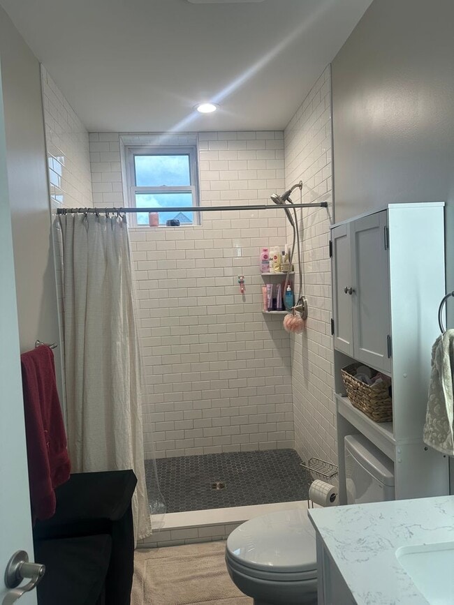 Photo - Newly Renovated 1-Bedroom Apartment on Elm Street – Walk to Carilion & Downtown! Unidad L1