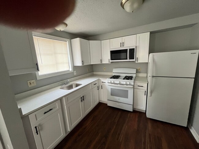 Building Photo - Spacious 3-Bedroom Townhome – Newly Renova...