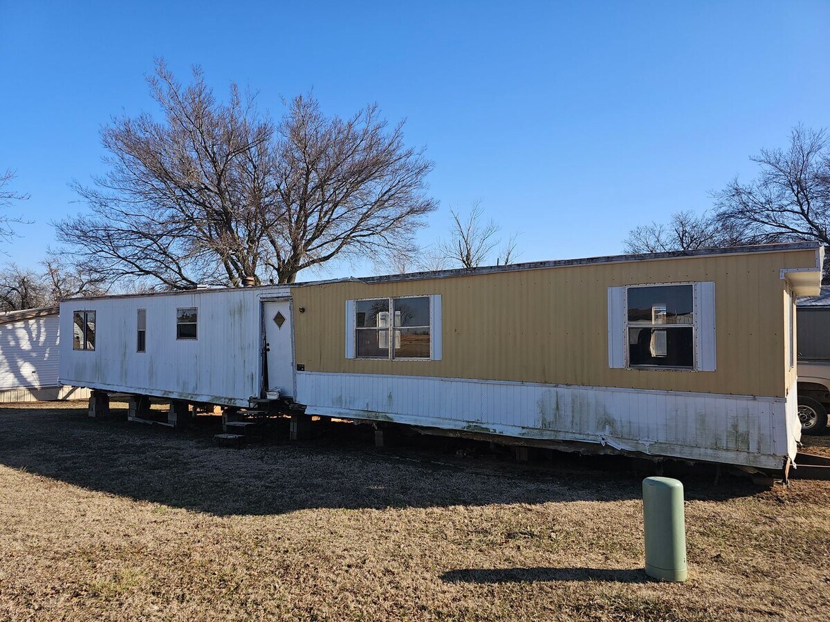 Photo - FREE Mobile Home must be moved off property.
