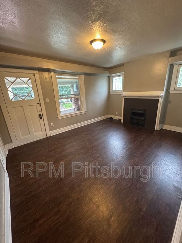 Building Photo - 311-313 W Burgess St Rental