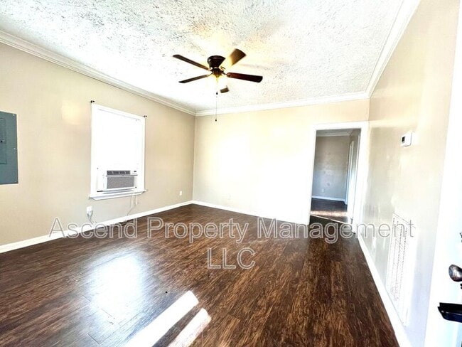 Photo - 106 W Oak St