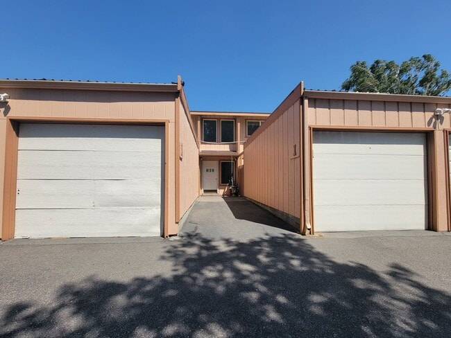 Updated 2-Bedroom Apartment with Pool, Bal... - Updated 2-Bedroom Apartment with Pool, Bal...