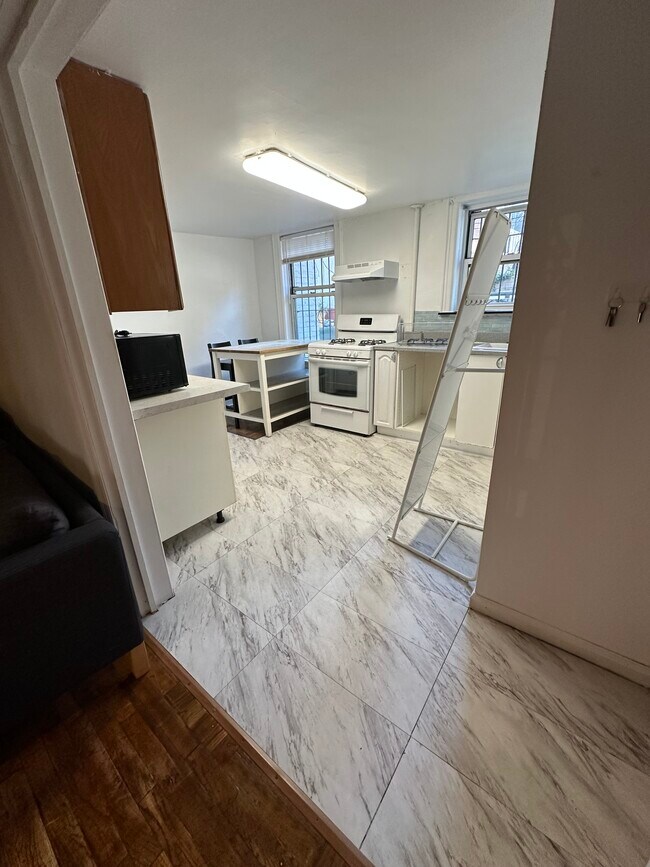 Building Photo - 587 Lorimer St Unit 1 Rental