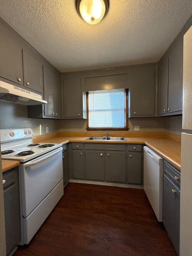 Photo - "Spacious 2-Bed, 2-Bath Haven on Bonnell Drive – Comfort and Convenience in Huntsville!" Unit A