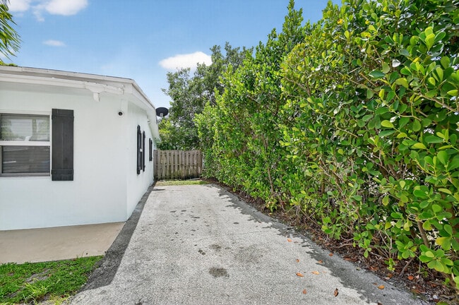 Photo - 422 W Ocean Ave