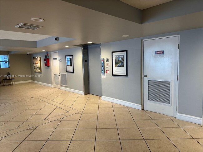 Photo - 210 SW 11th St Unidad 609