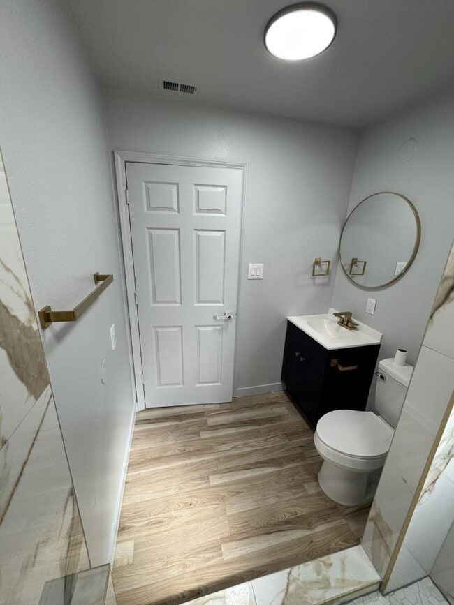 Photo - 1854 De Ovan Ave