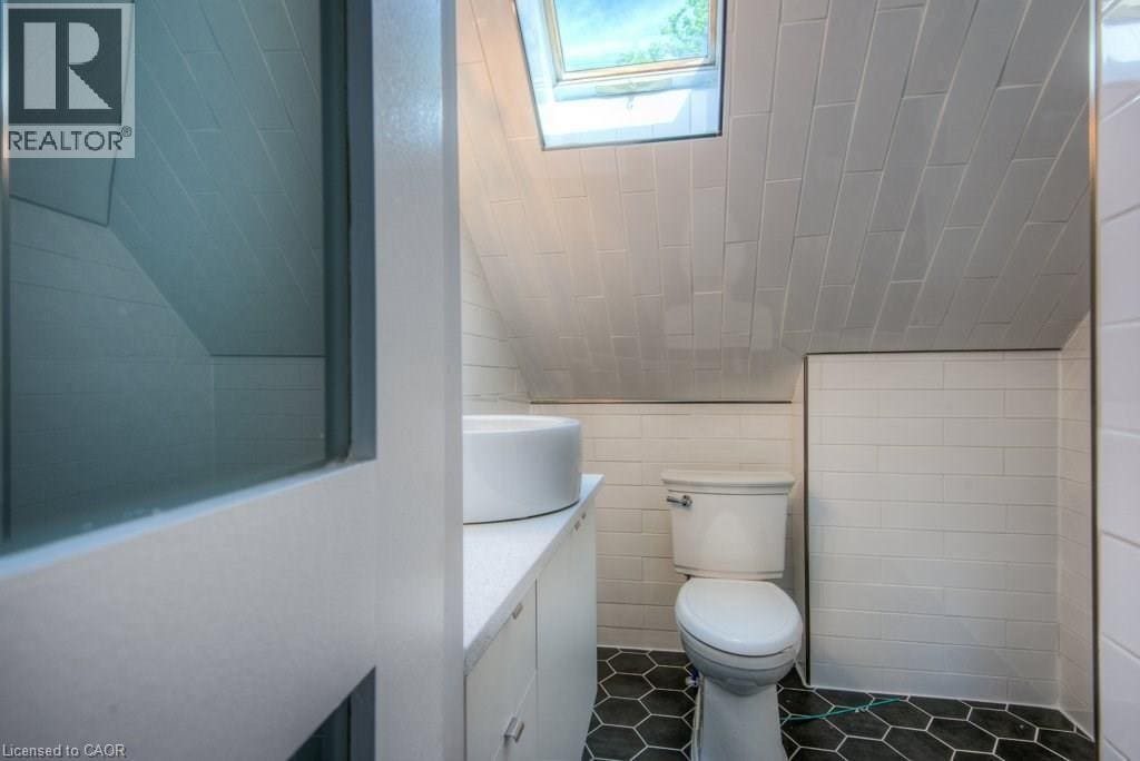 Photo - 16 Wellington St N