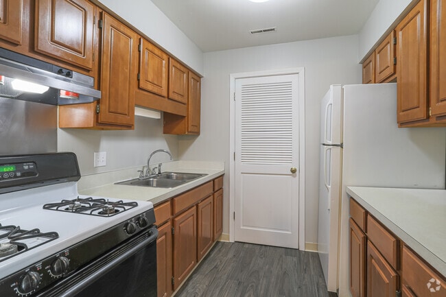 2 BR, 1 BA - Kitchen