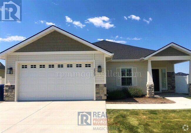 Building Photo - Beautiful 3 bedroom, 2 bath Available 7/8/... Rental