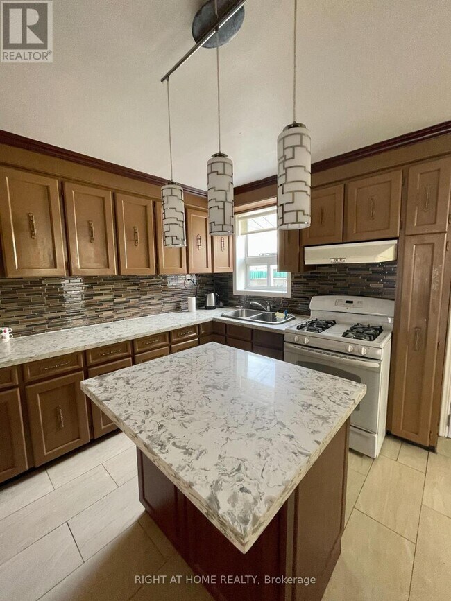 Photo - 693 Ossington Ave