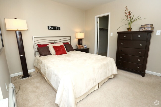1BR, 1BA - 800 SF - Apple Ridge Apartments - Livonia, MI