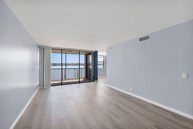 Photo - 105 Lake Emerald Dr Unidad 108