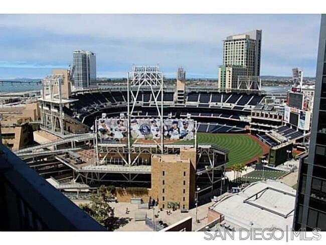 Building Photo - Beautiful Southwest Corner 2/2 in East Vil... Rental