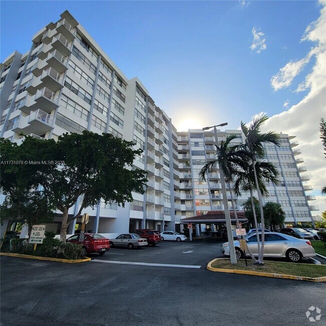 Building Photo - 1200 NE Miami Gardens Dr Unit 815W Rental