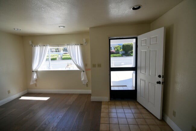 Sala de estar y puerta de entrada - 111 N Pacific Coast Hwy Unidad 111