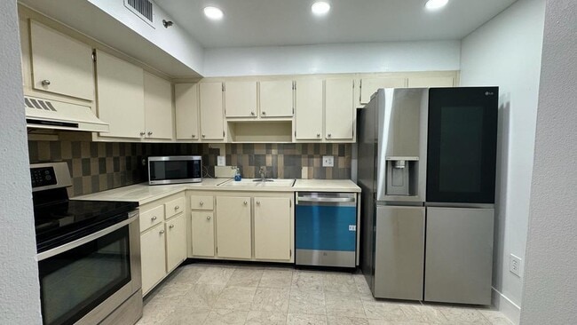 Photo - 919 Hillcrest Dr Unit 201