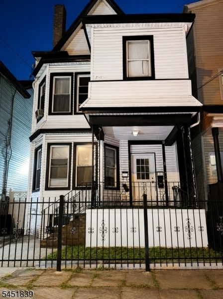 Building Photo - 664 E 22nd St Unit 1