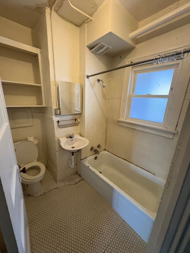 Photo - 608 Wellington St Unit A3