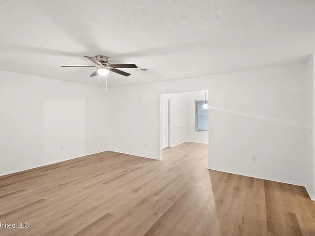 Photo - 18 Begonia Ct