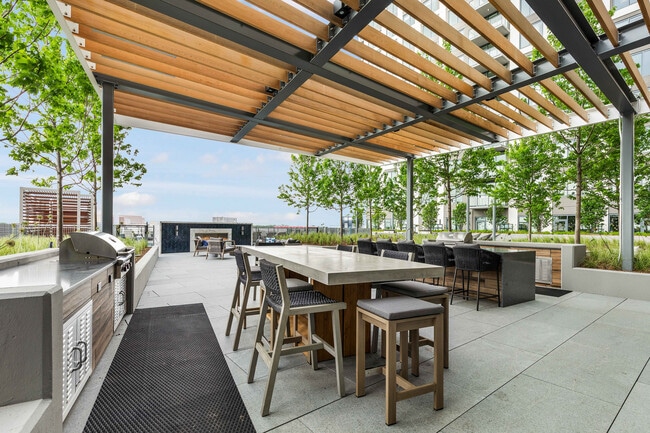 Host unforgettable evenings in our covered outdoor kitchen and dining lounge.