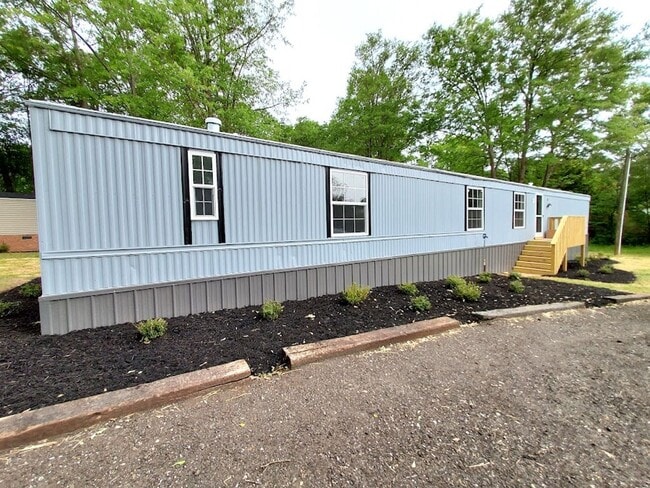 Building Photo - 3 Bedroom Mobile Home in West Pelzer