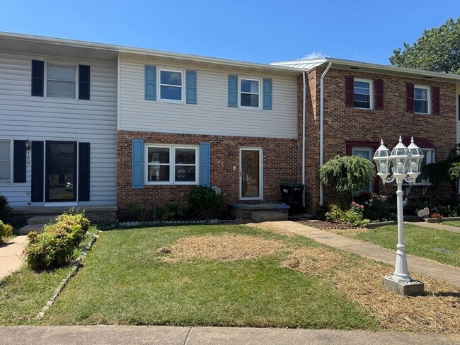 Building Photo - Gorgeous 2 BR Townhouse in New Market!