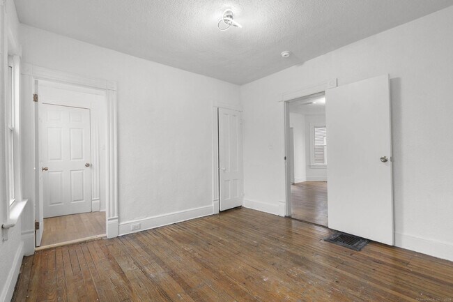 19 Cambridge St Unidad Third floor