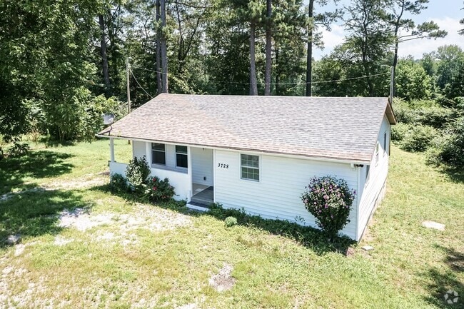 Building Photo - Three Bedroom Home!
