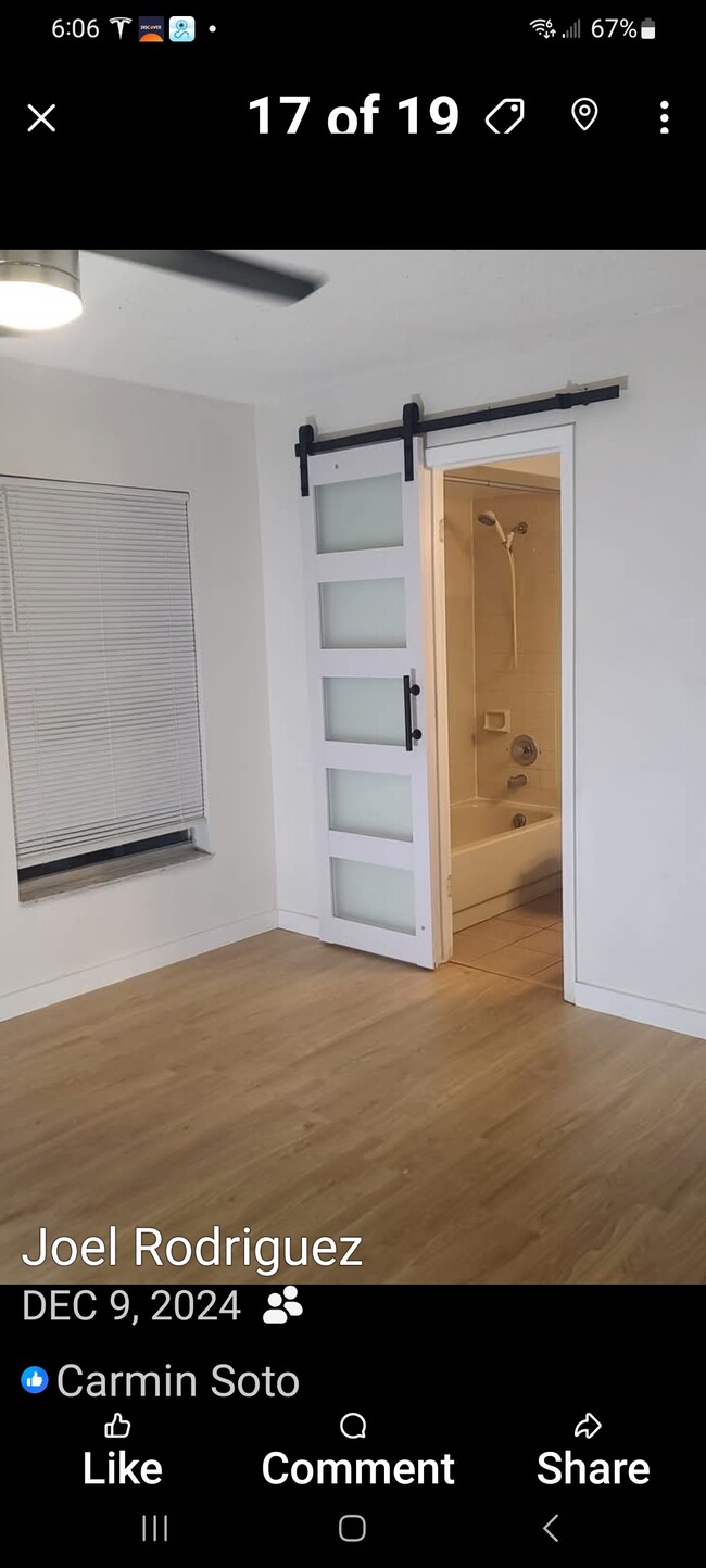 dormitorio principal con baño - 650 E Warren Ave