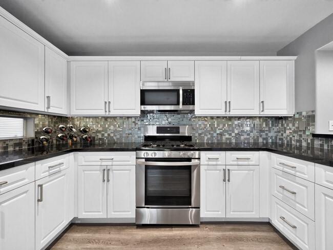 Kitchen - 1154 N Sycamore Ave Unit 7