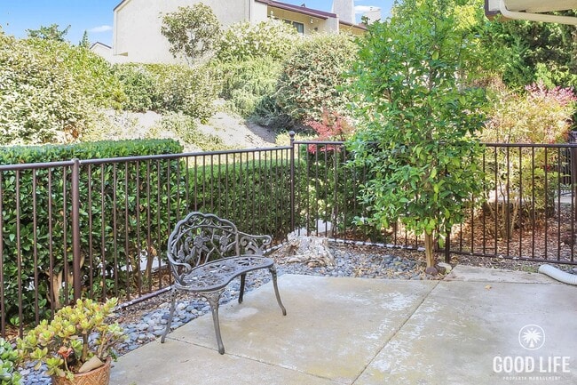 Photo - Beautiful 2B/2.5BA Townhome w/ Attached Ga...
