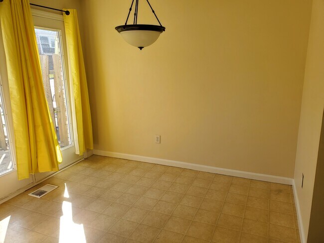 Photo - 1215 Weybridge Rd Unit Weybridge Condominiums