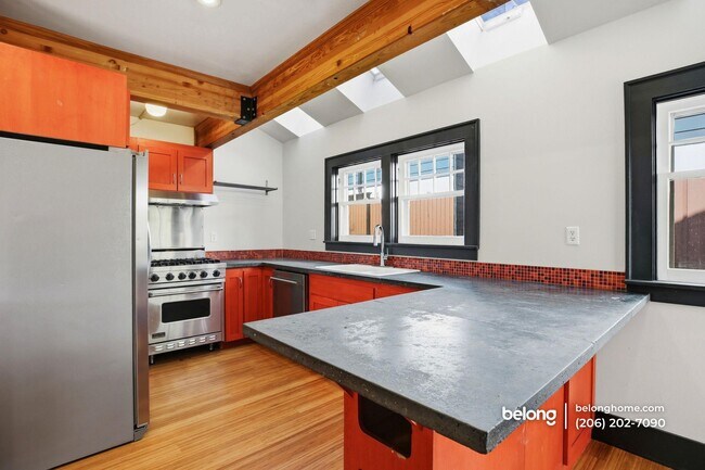 Photo - 4302 Woodlawn Ave N