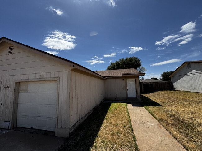 Building Photo - Duplex Located West Of University Near Par... Rental