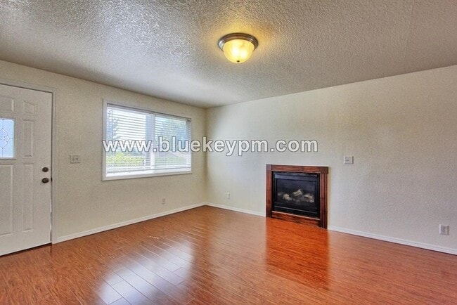 Photo - $1545!!! 2 Bed, 1 Bath Condo Living Downtown Vancouver on 33rd and Kauffman