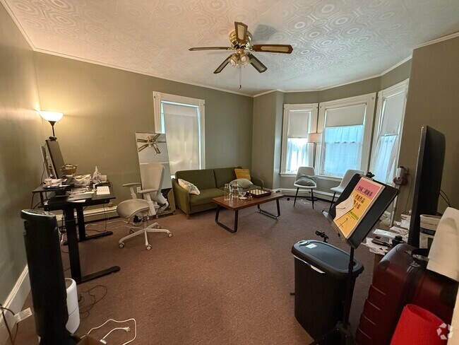 Building Photo - 392 Windsor St Unit 1 Rental