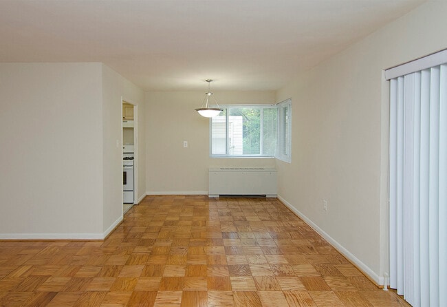 One-bedroom living and dining - Legation House