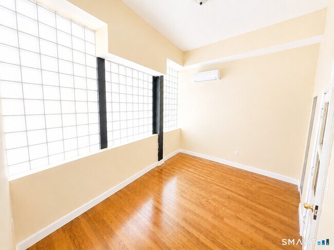 Photo - 105 Bank St Unit 1E