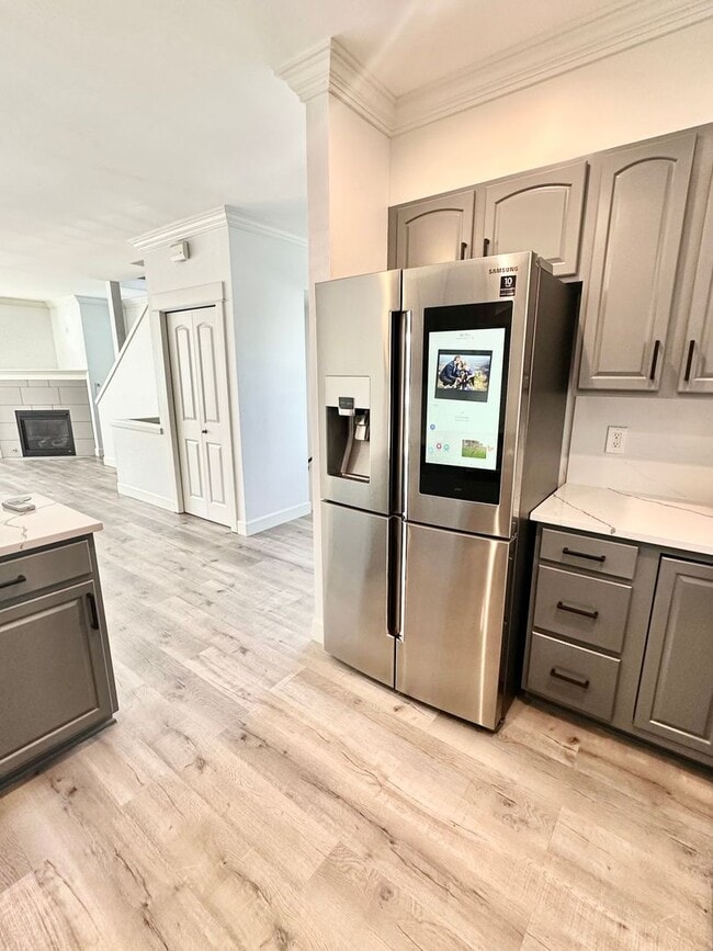 Photo - Modern 3 bedroom, 2.5 bathroom Townhome in Mapleleaf!