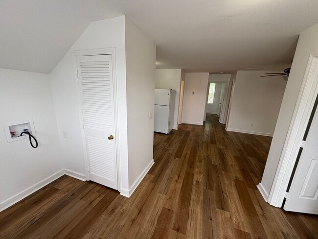 Building Photo - Three Bedroom One Bath Second Story Duplex... Rental