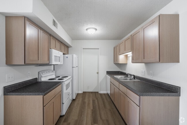 2BR, 2BA - 1,000SF - Kitchen - Deerfield Run Apartments