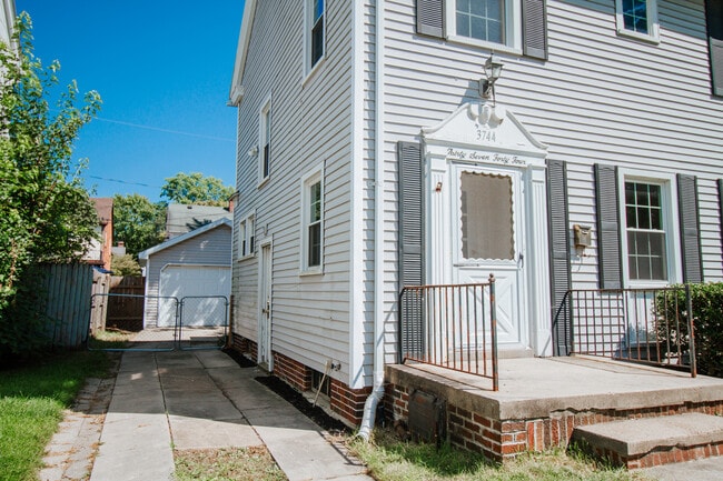 Photo - 3744 Bowen Rd